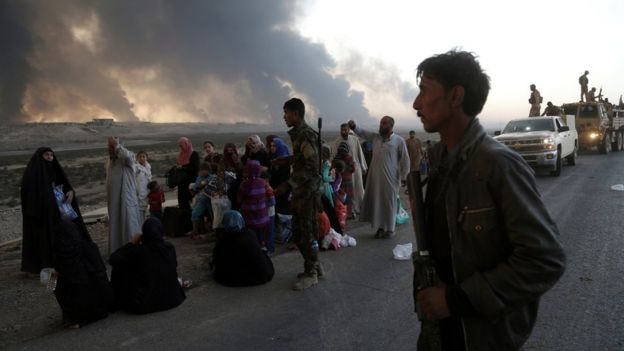 Một số người dân đã chạy thoát khỏi Mosul. Ảnh: AP.