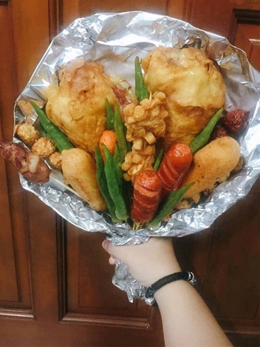Với những nguyên liệu vô cùng đơn giản từ xúc xích, đùi gà chiên, thịt viên, đậu bắp, thịt xông khói cộng thêm một chút khéo tay là bạn đã có ngay một “bó hoa” đặc biệt này rồi.
