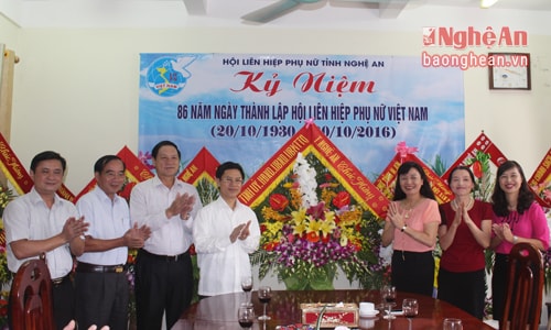 Thường trực Tỉnh ủy tặng hoa chúc mừng Hội LHPN tỉnh. 