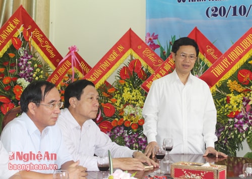 Đồng chí Nguyễn Xuân Sơn - Phó Bí thư Tỉnh ủy, Chủ tịch HĐND tỉnh ghi nhận và biểu dương những kết quả mà các cấp hội phụ nữ đạt được trong thời gian qua. 
