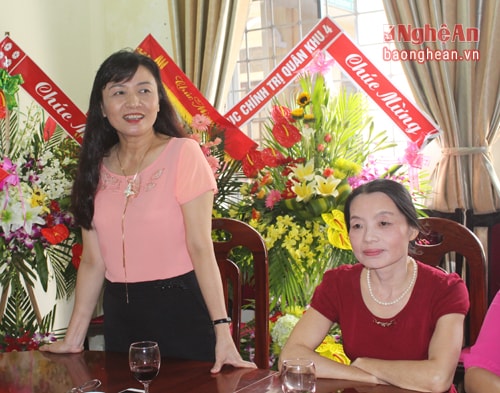 Đồng chí Lê Thị Tám - Chủ tịch Hội LHPN tỉnh cảm ơn tình cảm và sự quan tâm của lãnh đạo tỉnh giành cho Hội phụ nữ. 