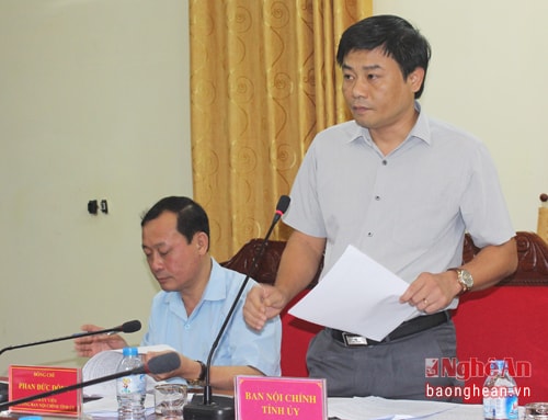 Đồng chí Hồ Lê Ngọc - Phó Ban Nội chính Tỉnh ủy báo cáo một số tình hình công tác nội chính trong tháng 10. 