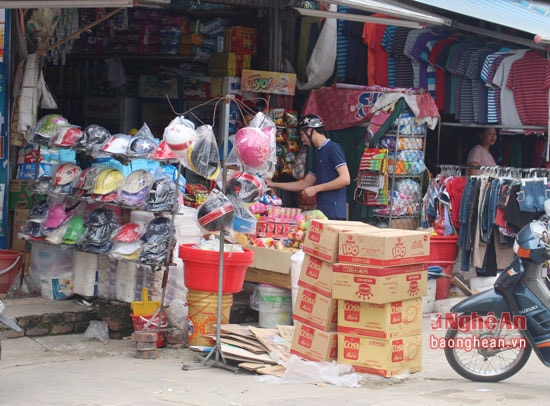 Một số cửa hàng tạp hóa còn bày bán bảo hiểm lẫn lộn với các mặt hàng khác (Ảnh chụp tại chợ Hưng Dũng). 