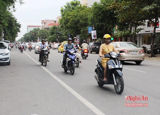 Người đi mô tô, xe máy thì vẫn sử dụng các loại mũ thời trang (không có chức năng bảo vệ) này thay thế mũ bảo hiểm khi tham gia giao thông, bất chấp nguy hiểm … vô hình trung đang “tạo điều kiện” cho hoạt động kinh doanh mặt hàng này đồng thời thị trường khiến cho công tác quản lý thị trường đối với mặt hàng này càng gặp nhiều khó khăn.