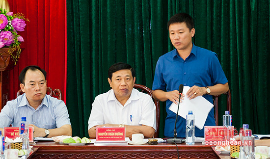 Đồng chí Hoàng Phú Hiền, Phó bí Thư Thị ủy, Chủ tịch UBND thị xã báo cáo tình hình KT-XH