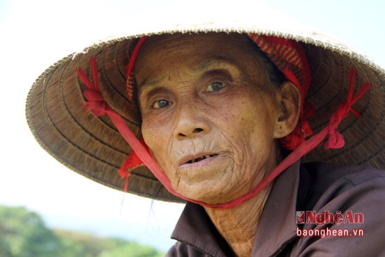 Nét khắc khổ hiện rõ trên gương mặt già nua, ánh mắt đượm buồn với những nỗi niềm không biết sẻ chia cùng ai. Người con trai duy nhất, có thể chia sẻ những khó khăn này cũng lấy vợ ở xa.