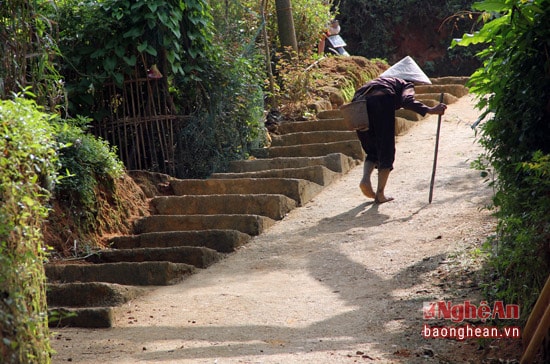 Cụ bà tâm sự: “Trời còn cho sống ngày nào chắc sẽ còn phải tự làm lụng nuôi thân.” Bà cũng biết rằng ở cải tuổi như ngọn nến leo lét trước gió này, người ta đã được an hưởng tuổi già bên con cháu. Với bà, thêm một ngày sống ở đời là một ngày phải vật lộn với cuộc sống mưu sinh.