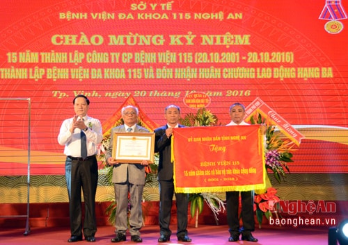 Thừa ủy quyền, đồng chí Lê Minh Thông trao tặng Huận chương Lao Động hạng Ba của Chủ tịch Nước cho Bệnh viện Đa khoa 115 Nghệ An.