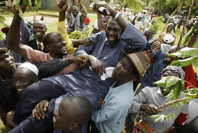 Malik được bạn bè và người thân nhấc bổng để ăn mừng Barack Obama giành chiến thắng trong cuộc bầu cử Mỹ, chụp tại làng Kogelo, Kenya ngày 5/11/2008. Ảnh: AP.