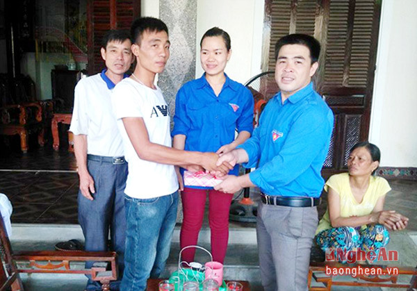 BTV Đoàn xã Nghi Hợp tặng quà động viên thanh niên mãn hạn tù tích cực tham gia các hoạt động của Hội LHTN.