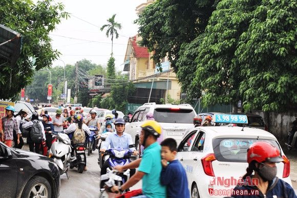 Trên tuyến đường Lý Thường Kiệt, đoạn tiếp giáp với Chu Văn An thường xuyên xảy ra tình trạng tắc nghẽn giao thông  do khu vực này là nơi tập trung của 1 trường tiểu học, 1 trường THCS, 3 trường mầm non, nhiều ngành nghề, nhà hàng, quán ăn, doanh nghiệp, lại gần bến xe chính nên lưu lượng xe cộ lưu thông khá đông đúc. Hàng ngày từ 16.30 đến 17h ở đây thường xảy ra ách tắc giao thông cục bộ. Đặc biệt là lúc tất cả các trường đều tan học.