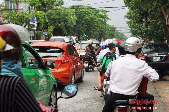 Tình trạng này cũng diễn ra khá thường xuyên trên tuyến đường Lê Hồng Phong, nơi tập trung của trường mầm non và các trung tâm tiếng anh dành cho trẻ em. Vào những hôm trời mưa, tắc đường có khi kéo dài cả giờ đồng hồ.