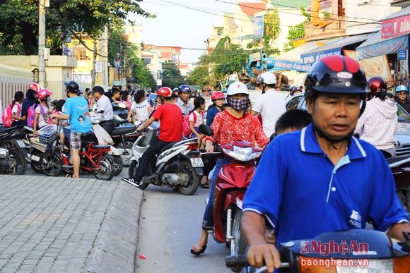 Ngột ngạt vì ùn tắc khiến nhiều phụ huynh, người đi đường cảm thấy mệt mỏi.