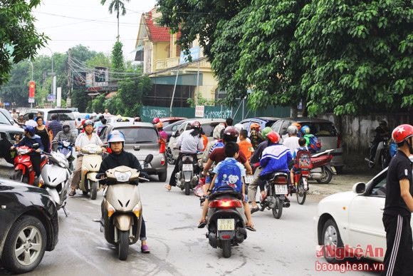 Việc tìm giải pháp xử lý triệt để tình trạng mất trật tự, đem lại sự thông thoáng cho cổng trường mỗi giờ tan học cần có sự hỗ trợ, phối hợp chặt chẽ, đồng bộ từ nhiều phía. Nhưng trước tiên cần có sự đồng thuận, nâng cao ý thức của phụ huynh và học sinh nói riêng, và dân sinh trên địa bàn các trường học nói chung.Bên cạnh đó, nhà trường cũng như chính quyền địa phương tìm phương án bố trí cho học sinh các khối tan ca lệch giờ nhau, luân phiên tránh ra cùng một lúc. Cũng cần có những chế tài xử phạt khi vi phạm văn hoá giao thông. Đảm bảo tốt nhất tình hình giao thông và mỹ quan đô thị.