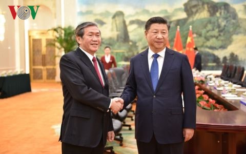 Đồng chí Đinh Thế Huynh và Chủ tịch Trung Quốc Tập Cận Bình (phải).