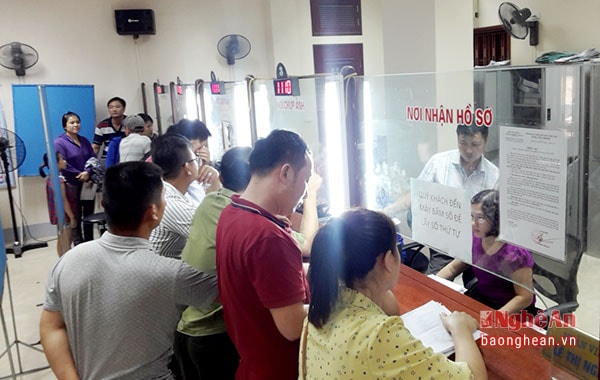 Người dân làm thủ tục cấp, đổi GPL các hạng tại Sở GTVT Nghệ An.