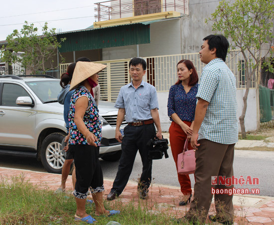Các hộ dân phường Quán Bàu trao đổi với phóng viên về vướng mắc trong GPMB