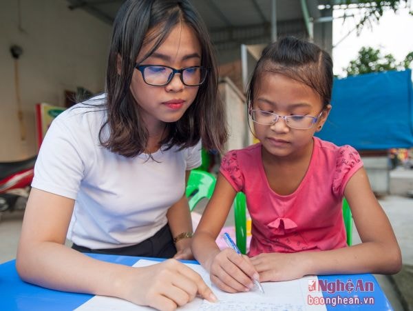 Sinh viên Phạm Thị Ngọc Bích - Trường Cao đẳng nghề Du lịchThương mại Nghệ An chọn gia sư là việc làm thêm của mình.