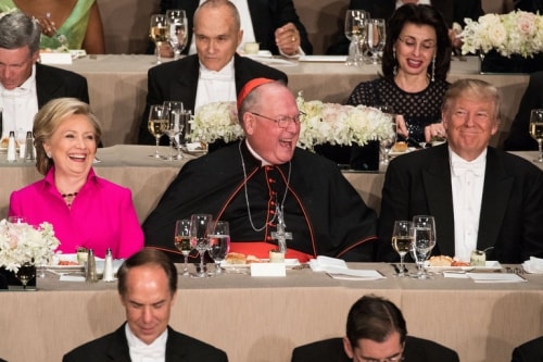 Bà Hillary Clinton, Hồng y Timothy Dolan và ông Donald Trump tại tiệc tối ở New York. Ảnh: NYT