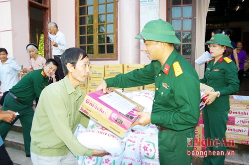 Đồng chí đại tá Mai Huynh – Chủ nhiệm chính trị Tổng công ty xây dựng nhà đất và đô thị Bộ Quốc phòng trao qua cho bà con nhân dân