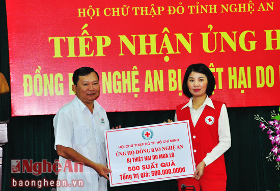 Ông Nguyễn Hoàng Ân, Phó chủ tịch Hội Chữ thập đỏ Thành phố Hồ Chí Minh trao tặng 500 triệu đồng của Hội cho người dân Nghệ An bị thiệt hại trong đợt lũ, lụt vừa qua