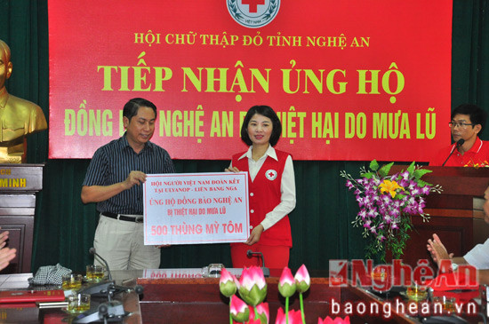 Đồng chí Nguyễn Hải Dương, PGĐ sở Ngoại vụ Nghệ An, trao tặng món quà của kiều bào tỉnh Ulyanopv 