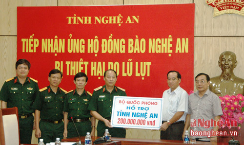 Thiếu tướng Trần Võ Dũng, Chủ nhiệm Chính trị QK4 bàn giao 200 triệu đồng cho  tỉnh Nghệ An.