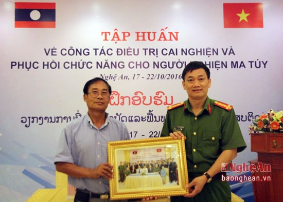 3.Đại tá Nguyễn Mạnh Hùng, Phó Giám đốc Công an tỉnh tặng ảnh lưu niệm cho đồng chí Vathana Souvannachack