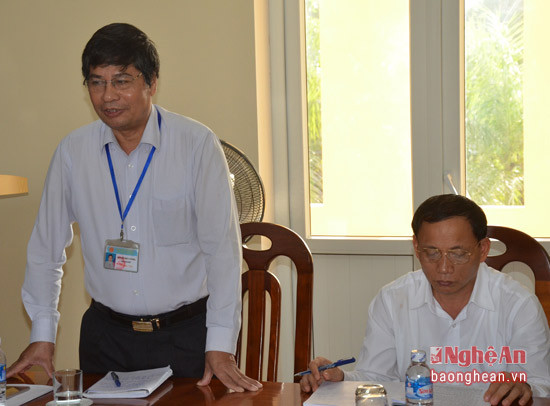 Đồng chí Phan Huy Cương - Phó Giám đốc Sở Công Thương trả lời các vấn đề cử tri quan tâm.