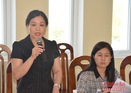 Bà Nguyễn Thị Thành An- Phó Ban Văn hóa - Xã hội của HĐND tỉnh kiến nghị về tình trạng vi phạm an toàn hàng lang lưới điện.