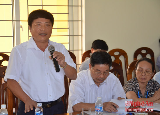Ông Bành Hiển- Phó Giám đốc Công ty Điện lực Nghệ An giải trình làm rõ các vấn đề cử tri kiến nghị liên quan đến ngành Điện.
