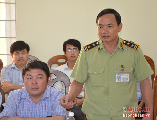 Ông Nguyễn Văn Thắng - Phó Chi cục trưởng, Chi cục QLTT làm rõ các nội dung cử tri kiến nghị về công tác quản lý hàng nhái, hàng kém chất lượng, chống buôn lậu, gian lận thương mại.
