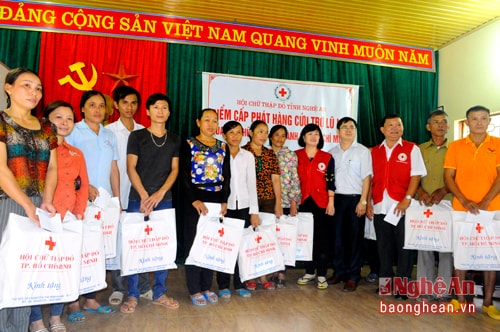 Đoàn trao quà cho các hộ dân tại xã Thanh Mai