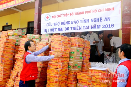 Đoàn trao quà cho các hộ dân ở xã Thanh Xuân