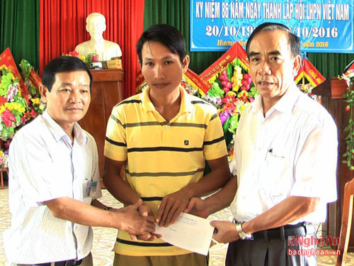 Ông Trần Văn Hường - Phó chủ tịch thường trực Hội nông dân tỉnh Nghệ An tặng quà cho một gia đình bị thiệt hại ở xã Hương Sơn, Tân Kỳ