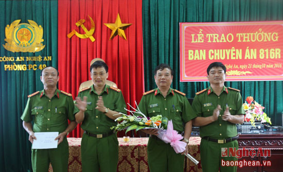 Đại tá Nguyễn Mạnh Hùng, Phó Giám đốc Công an tỉnh trao số tiền thưởng 30 triệu đồng của Chủ tịch UBND tỉnh cho Ban chuyên án