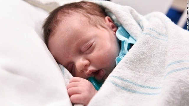 Bé Lynlee Hope được chào đời tới 2 lần. Ảnh: CNN.
