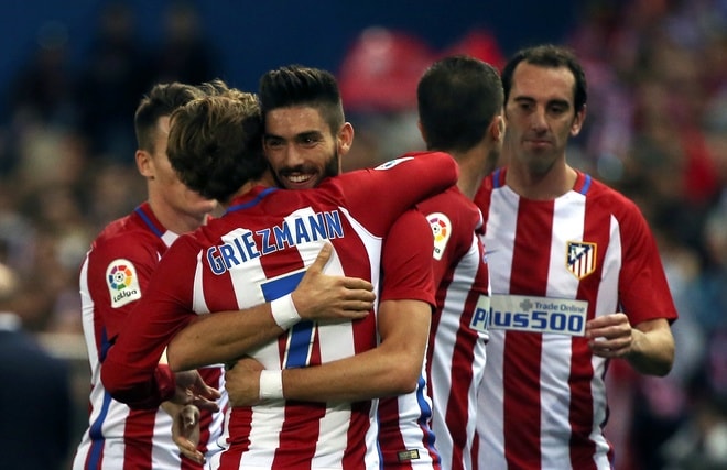 Sevilla - Atletico Madrid (21h15 Chủ Nhật, 23/10): Đội đầu bảng La Liga sẽ có chuyến làm khách dự báo nhiều khó khăn trên sân Sevilla.  Trận chiến này quyết định đến thứ tự trên đỉnh bảng điểm vì Atletico chỉ đang hơn Sevilla một điểm. Nhà ĐKVĐ Europa League toàn thắng hai trận gần nhất và đang có phong độ tốt. Cầu thủ đang tạo cảm hứng cho lối chơi của họ là Samir Nasri, tiền vệ mượn được từ Man City. Ở trận đấu vòng trước, Sevilla thắng sát nút đội mới lên hạng Leganes.  Trong khi đó, Atletico Madrid vùi dập Granada 7-1 ở vòng trước và tiếp tục thắng Rostov 1-0 ở Champions League hồi giữa tuần. Đội bóng của Diego Simeone vừa chấp nhận họ sẽ không tham gia thị trường chuyển nhượng mùa đông tới theo án phạt của FIFA. Atletico và Real đều bị kỷ luật do chuyển nhượng cầu thủ dưới độ tuổi cho phép.