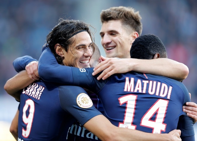 PSG - Marseille (1h45 thứ Hai, 24/10): Trận đấu được chờ đợi nhất vòng 10 Ligue 1 tuần này sẽ là cuộc chạm trán duyên nợ giữa PSG và Marseille.  PSG khởi đầu mùa giải chậm chạp dưới quyền tân HLV Unai Emery. Phong độ của họ ngày càng tốt lên, nhưng đội bóng Paris chưa thể lấy lại vị trí đầu bảng quen thuộc từ tay Nice. PSG thắng bốn trong năm trận gần nhất. Edinson Cavani ghi 13 bàn trong 11 trận gần đây, một hiệu suất rất cao.  Thực tế, tin tức khiến người hâm mộ Marseille quân tâm nhiều nhất lúc này không phải là trận đấu với PSG. Đội bóng này vừa đổi chủ sở hữu. Frank McCourt, doanh nhân người Mỹ, mua lại Marseille với giá 48,9 triệu đôla. Ở ghế HLV trưởng, Franck Passi cũng vừa được thay thế bằng một cái tên hứa hẹn hơn là Rudi Garcia. Người hâm mộ CLB thành phố cảng hy vọng sự đổi mới này sẽ giúp đội bóng cải thiện phong độ, thoát khỏi vị trí thứ 12 trên bảng điểm.  