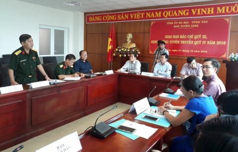 Thượng tá Nguyễn Hoàng Tấn (đứng) thông báo chính thức về vụ tai nạn máy bay EC 130 rơi