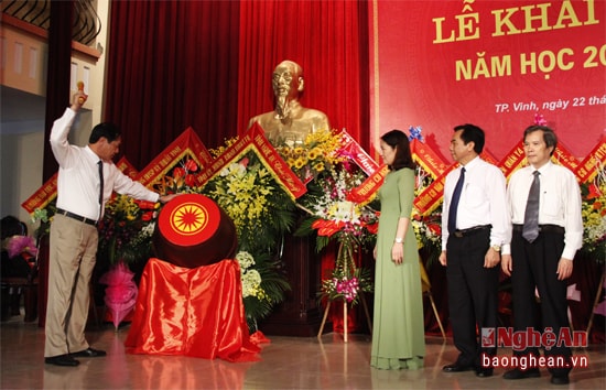 Và đánh trống khai giảng năm học 2016 - 2017.