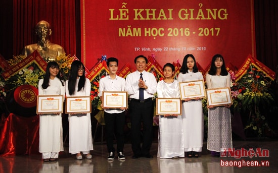 Trao học bổng cho 6 thủ khoa đầu vào trong kỳ tuyển sinh năm học 20116 - 2017.