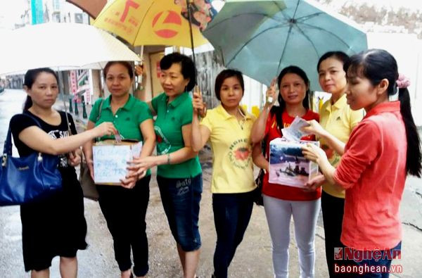 Hội đồng hương Nghệ An ở Ma Cao vận động ủng hộ bà con bị lũ lụt ngay trên đường phố, những ngày mưa bão.