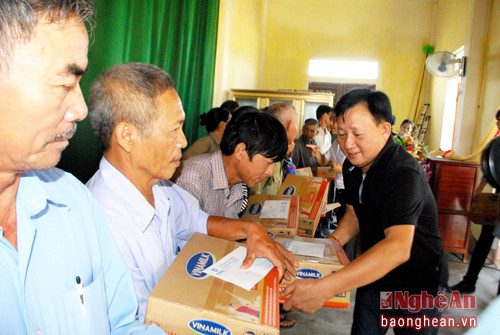 Ông Nguyễn Thanh Tú - Chánh Văn phòng, Chủ tịch Công đoàn Vinamilk đại diện công ty trao quà cứu trợ cho bà con thuộc các hộ bị thiệt hại nặng trong đợt mưa lũ vừa qua tại huyện Cẩm Xuyên, Hà Tĩnh