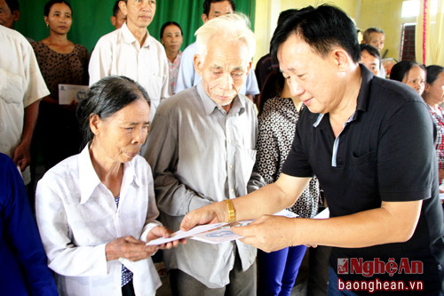 Ông Nguyễn Thanh Tú - Chánh Văn phòng, Chủ tịch Công đoàn Vinamilk đại diện công ty trao quà cứu trợ cho bà con thuộc các hộ bị thiệt hại nặng trong đợt mưa lũ vừa qua tại huyện Cẩm Xuyên, Hà Tĩnh