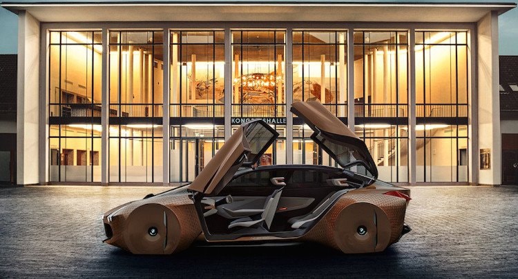 BMW Vision Next 100: thiết kế nổi bật nhờ bánh xe được tích hợp hoàn toàn vào thân xe, nội thất sang trọng và rộng rãi cùng các chế độ vận hành tự động. Xe có thể tự nhận biết các mối nguy hại trên hành trình và có sẵn các chế độ an toàn.