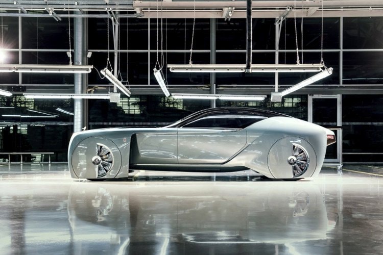 The Rolls-Royce Vision 100: mẫu xe thiết kế theo ý tưởng vận hành tự động và không ghế trước vô lăng. Thay vào đó, xe được thiết kế nội thất sang trọng và hành khách chỉ việc ngồi vào thưởng thức cảnh quan khi di chuyển.