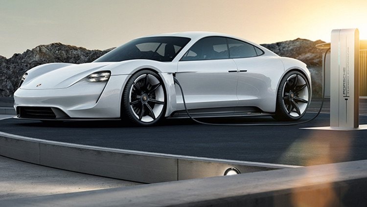 Porsche Mission E: xe sử dụng hoàn toàn năng lượng điện, cùng với hệ thống theo dõi tầm nhìn của người dùng. Máy ảnh tích hợp trên xe sẽ phát hiện khi nào người dùng có mong muốn bật chức năng nào đó. Ngoài ra, màn hình nổi ba chiều tích hợp cho phép thay đổi các cài đặt thông qua cử chỉ tay. Model này còn thay thế gương chiếu hậu truyền thống bằng camera sau giúp lái xe có thể quan sát xung quanh dễ dàng hơn.