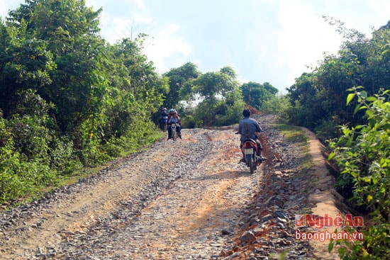 Con đường nhựa Lưu Kiền (Tương Dương) đến Nậm Càn (Kỳ Sơn) được rải nhựa từ nhiều năm nay. Tuy nhiên thời gian mưa bão vừa qua đường bị xuống cấp nghiêm trọng.