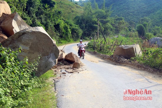 Do nền đất yếu nên trên tuyến đường này xảy ra nhiều điểm sạt lở.